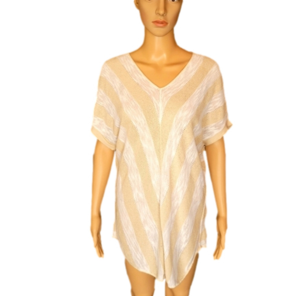 𝅺212 New York cream and white short sleeve top. Size XL.